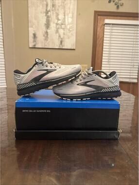 Brooks Adrenaline GTS 22 Womens 7.5B Running Shoes Gray Black Athletic Sneaker